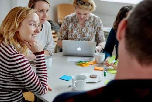 Rozmowa z nauczycielem: Jak pytać o dziecko i budować relacje