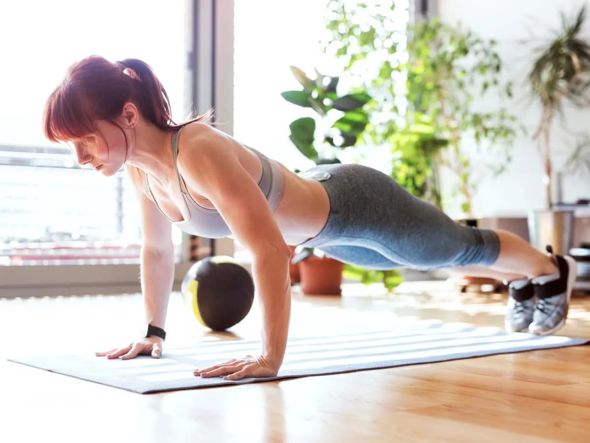 Czy można robić pompki codziennie? Sprawdź, jak ćwiczyć bezpiecznie