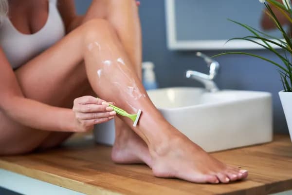 Codzienne golenie nóg: Jak robić to dobrze i unikać podrażnień?