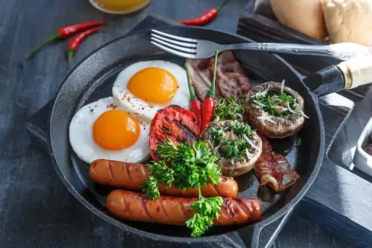 Jak przygotować nową patelnię? Sekret długowieczności i idealnego smażenia