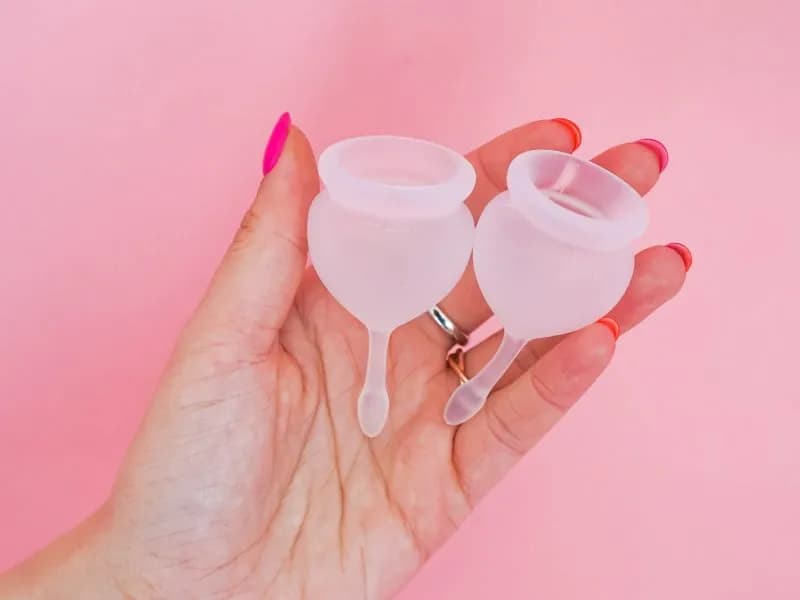 TSS: Jak bezpiecznie używać tamponów i kubeczków?